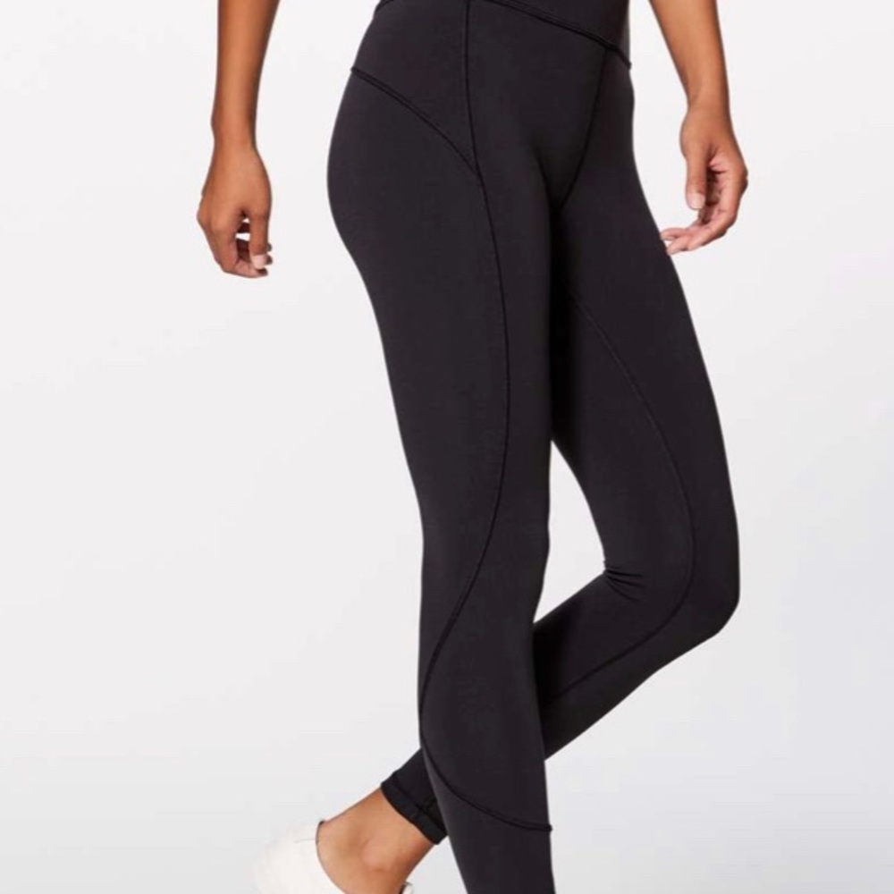 Lululemon In Movement 7/8 Tight *Everlux 25"
Black size 4